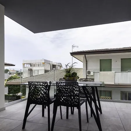 Modern With Terrace In Διαμέρισμα *